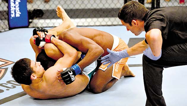 Potencia. La “Pantera” dominó al panameño en los dos asaltos de combate, tanto así que logró que Humberto Brown terminara el combate con un “tapout”.