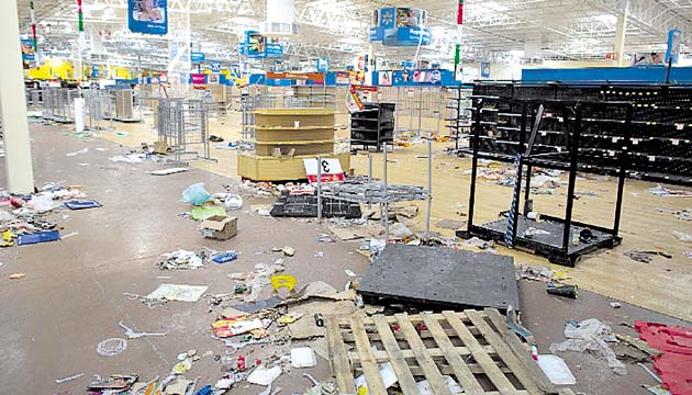 El Walmart fue saqueado por los ciudadanos.(AP)