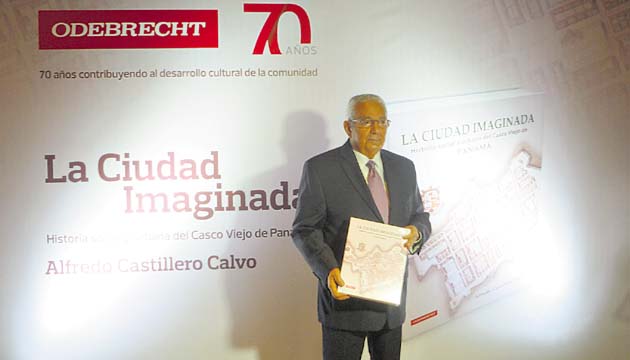 El Dr. Alfredo Castillero Calvo muestra su nueva publicación.( Rosalina Orocú Mojica)