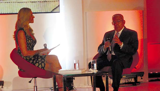 Jenia Nensen y el Dr. Alfredo Castillero Calvo en el conversatorio.( Rosalina Orocú Mojica)