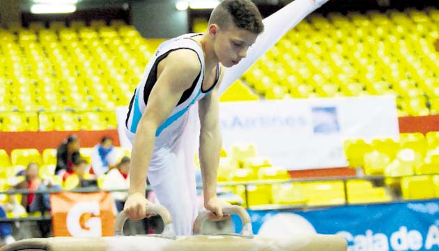 2. Martín Tonelo, de Argentina, hace su ejercicio en el caballo con arcos.