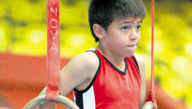 3.El gimnasta tico Villalobos lució como todo un profesional en las anillas.