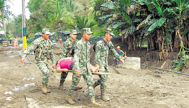 Militares colombianos trasladan a indígena panameña para atención.
