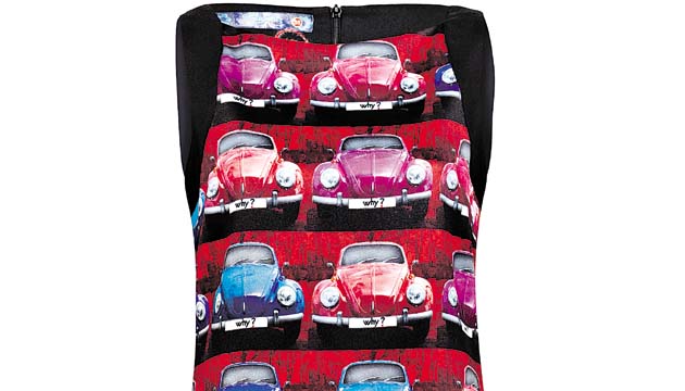 Desigual. Las chicas de hoy son atrevidas, es por eso que la firma española apuesta por los estampados, en este caso, el de autos de colores, muy original.
