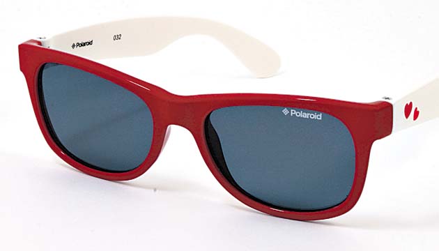 Polaroid. La famosa firma no se olvida de los niños y estrenó su colección Kids. El rojo y el blanco se mezclan en estas gafas para el sol. ¡A la playa!