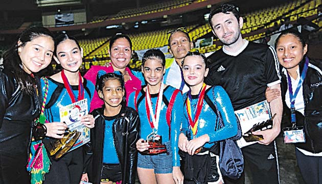 2.El club No Limits posa para la fotografía, luego de la acción.