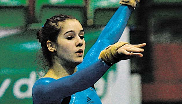 3. Brostella vislumbró con su ejercicio en suelo, robando cientos de aplausos.