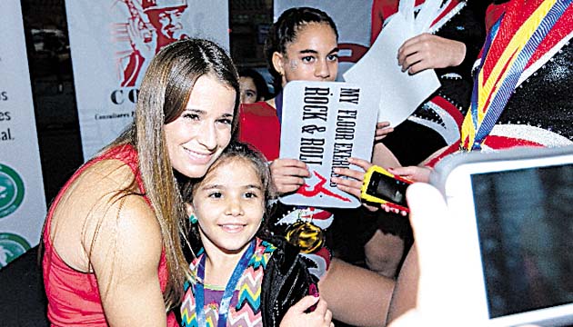 4. La medallista olímpica Alicia Sacramone fue aclamada por las atletas.