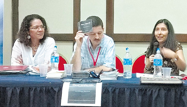 Eyra Harbar, Leonel Alvarado y Ariadna García Rodríguez durante la Feria del Libro de Panamá 2014.