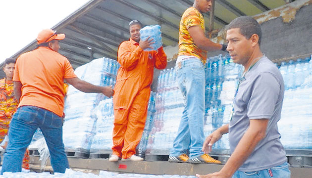 Funcionarios y voluntarios trabajan en labores de distribución.(Thays Domínguez)