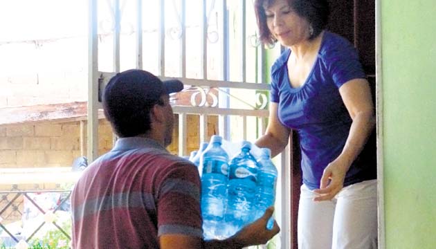 Muchas familias recibían el agua en la puerta de sus casas.()