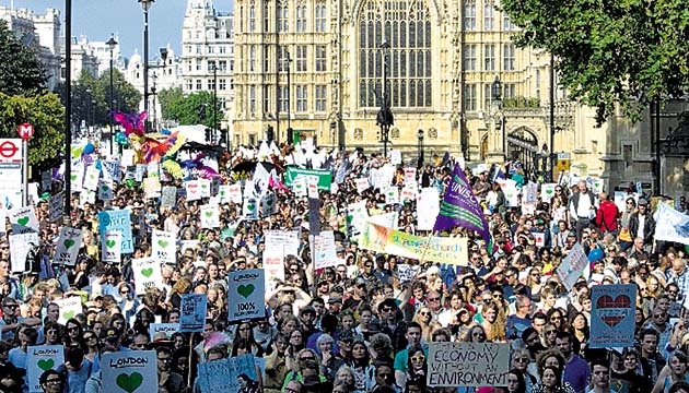 Cerca del Parlamento de Londres también hubo protestas.(AP)