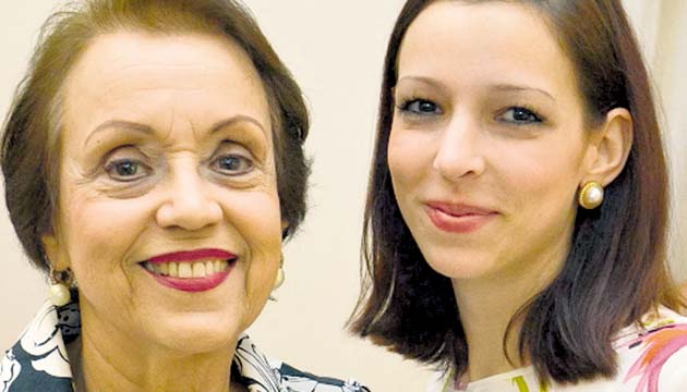 7. Lily de Correa y Ana Victoria de Roux.