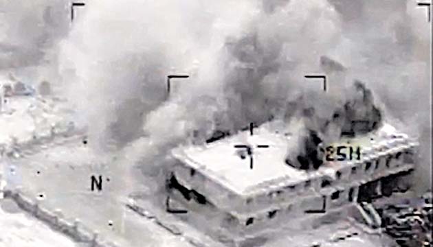 Misiles, Bombardeo. El crucero de misiles guiados USS Philippine Sea lanza un misil de crucero Tomahawk.