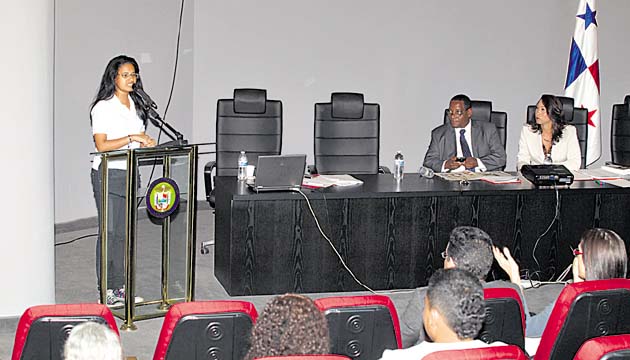 Lineth Paredes, estudiante, promueve la abstinencia.(Alejandro Méndez)