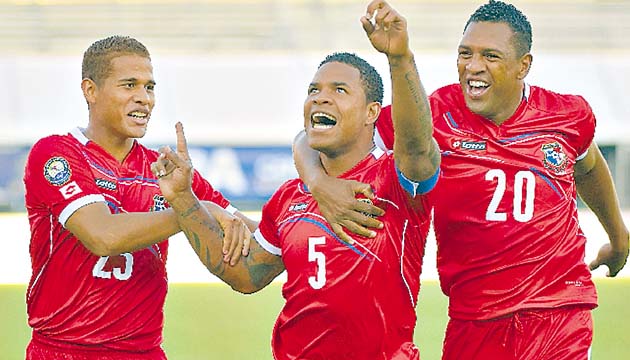 Román Torres (c), autor del último gol panameño sobre El Salvador.(AP)