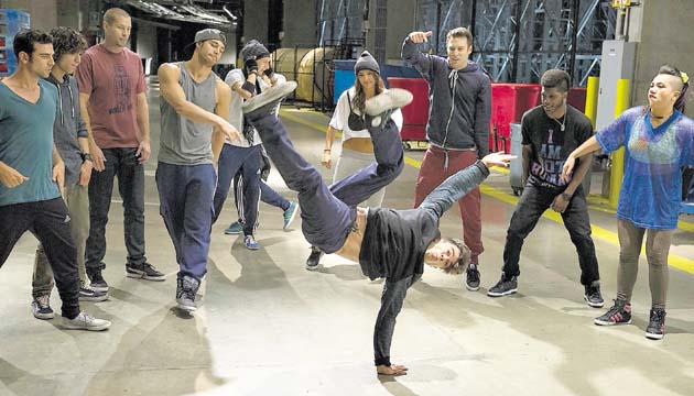 El baile callejero los distrae, es la mejor medicina.