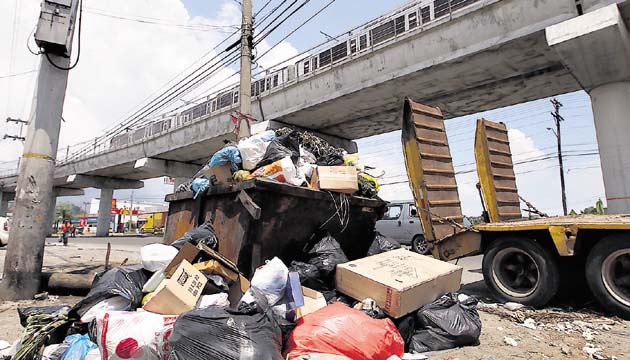 El moderno paisaje urbanístico que ofrece a San Miguelito el paso del metro de Panamá contrasta con sus típicos vertederos improvisados a cielo abierto, que se han convertido en alimento seguro para las ratas.(Edwin González)