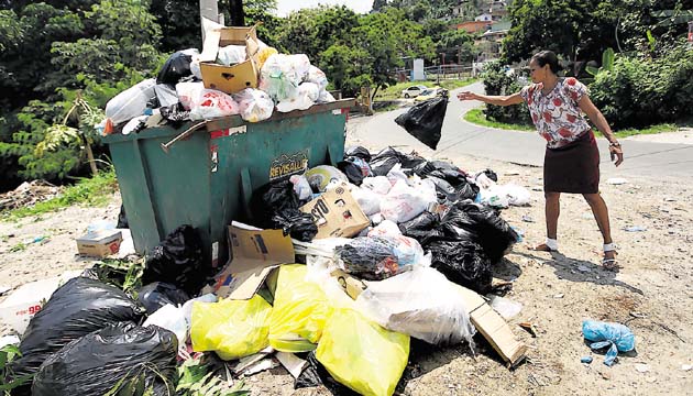 Sin espacio para la basura. Doriela Martínez, moradora en Los Andes, explica que el problema radica en la frecuencia de recolección. “No se quiere colocar la basura en cualquier lugar, pero el camión demora y no queda otra opción, y más basura trae también más ratas... es un ciclo”, opinó Martínez.