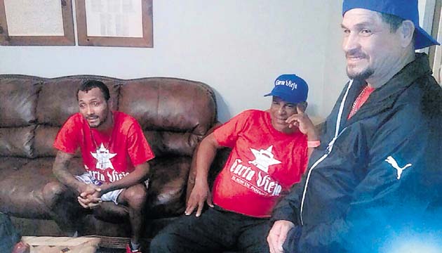El orgullo de El Martillo conversa con los miembros de su equina, anoche, en el camerino del Mesquite Arena.(Enyoline Barría )