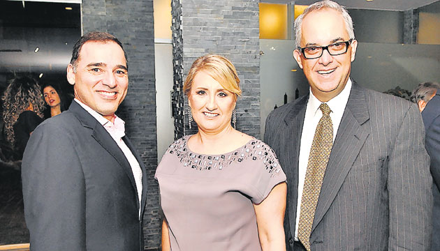 12. Fabián Mora, Dona de Sánchez y Robert St. Jhon.