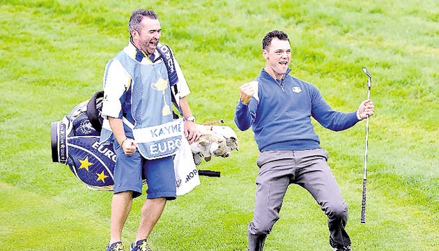Celebración a lo grande. Martin Kaymer puso a Europa en el umbral de la victoria cuando enhebró un “eagle” en el hoyo 16 para derrotar a Bubba Watson. “Fue el golpe de mi vida”, dijo Kaymer. (EFE)