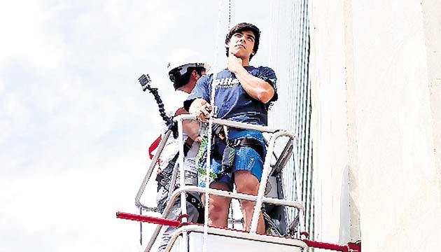 5. Gabriel fue subido a la parte más alta del puente mediante un elevador.