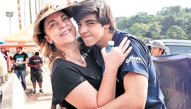 6. Ana Mangravita abraza a su hijo entes de empezar la hazaña.