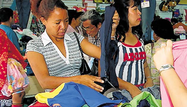 Personal para el comercio. Almacenes: Los almacenes son los que mayor personal requieren, debido a que muchos panameños realizan sus compras navideñas. Algo que influye en esto es que para esta época el flujo de dinero es mayor por la entrega de ahorros, bonificaciones, etc.