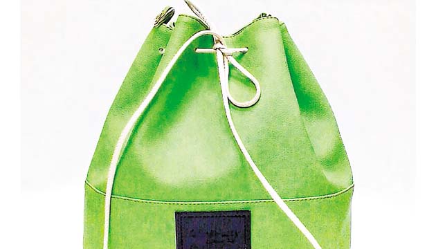 3. Con los colores como verde ácido busca cambiar la idea de que los tonos clásicos como el negro y blanco son los mejores a la hora de vestir. Este bolso esta diseñado para todo tipo de gustos.