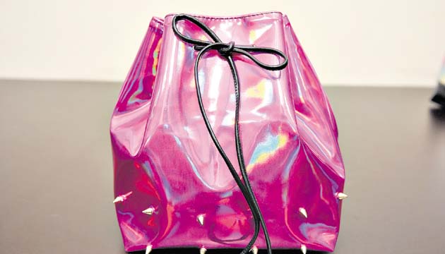 2. Las bolsas de color metálico rosa con taches son una de las propuestas curiosas para el FWP 2014. Estos diseños fueron elaborados con material de Panamá y traídos de Italia.