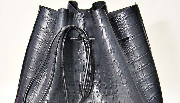 4. Y como siempre, no puede faltar el color negro al momento de diseñar un bolso. Este está confeccionado para mujeres que trabajan en oficinas o visten de manera muy formal.