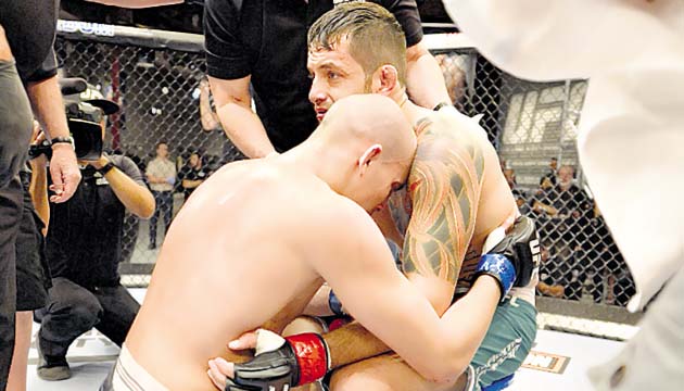 Marlon Vera (izq.) quiso ver como estaba Briones.(Cortesía Getty Images)