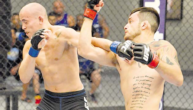 Golpes. “Chito” Vera probó de la medicina de “Bure” Briones, quien buscaba a toda costa demostrar que su conocimiento en las artes marciales mixtas es amplio.(Cortesía Getty Images)