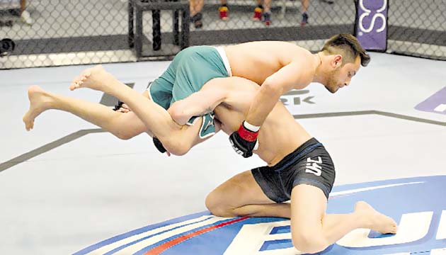 Despertar. Vera, pupilo de Fabricio Werdum, empezó a tomar las riendas del combate y sometió a Briones dentro del octágono.(Cortesía Getty Images)