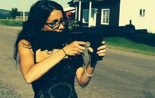 Stephanie Beaudoin con arma. Facebook