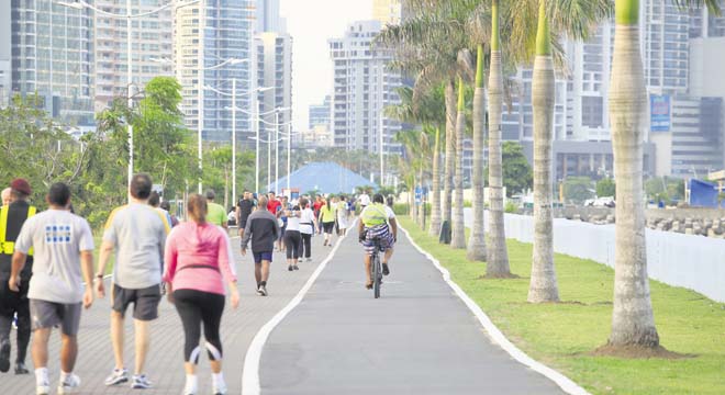A diferencia de algunos sitios públicos de Calidonia y Santa Ana, los parques de los corregimientos de San Felipe y Bella Vista, por el área de la Cinta Costera, son sometidos a una vigilancia policial las 24 horas del día.