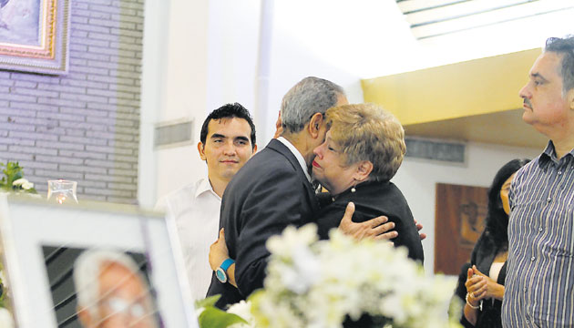 Amigos expresan sus condolencias al hijo de don Víctor.