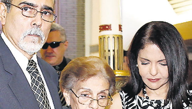 Resignación a sus familiares.
