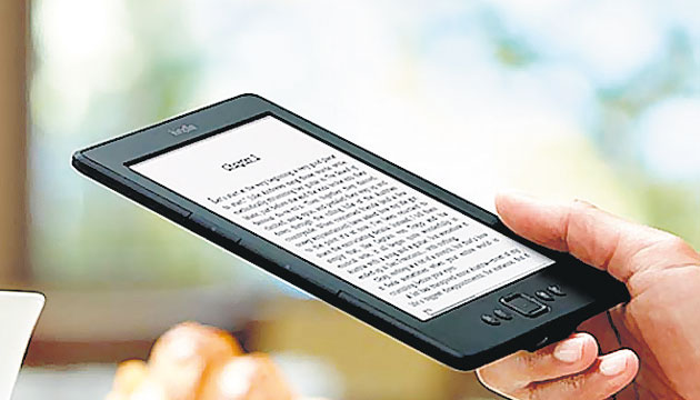 El Kindle es un lector de libros electrónicos que simula a una página de un libro común y mediante su aplicación podrás descargar un sinfín de títulos especiales para este formato.
