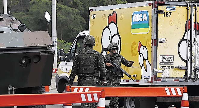 Fusileros de la Armada montan guardia en la favela Vila do João.(EFE )