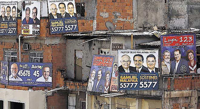 Vallas de otros candidatos presidenciales.(EFE)