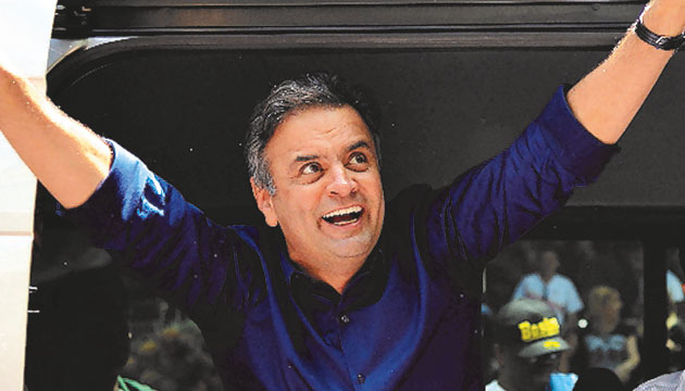 El candidato presidencial Aécio Neves celebra tras su avance.(AP)