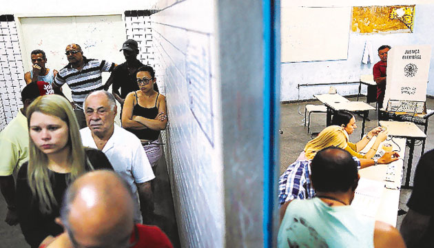 Los brasileños abarrotaron los centros de votación.(AP)