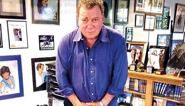 Shatner: “Muy importante; con ambas manos”.(Instagram)
