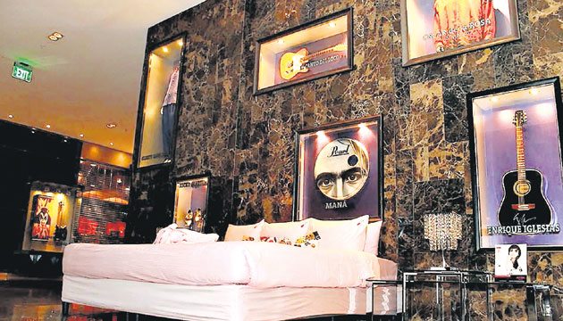 La cama rosada del Hotel Hard Rock.