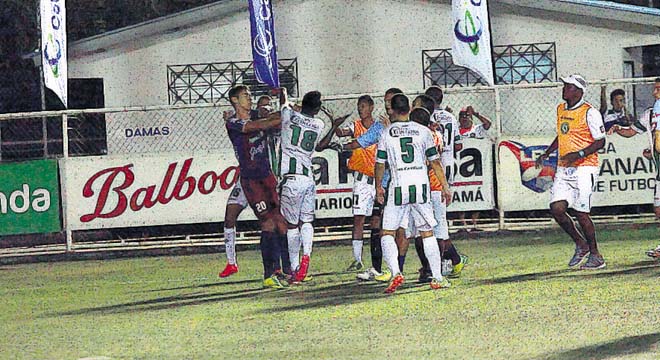 10 Deportivo capturó imágenes de la bronca entre los jugadores de ambos clubes.(Anayansi Gamez)
