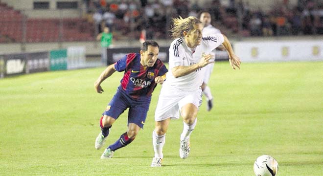 Michel Salgado (dcha.), uno de los mejores por parte del Madrid.(Anayansi Gamez)