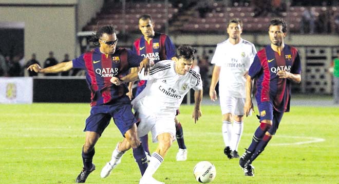 Edgar Davids (izq.), de los más activos por el FC Barcelona.(Anayansi Gamez)
