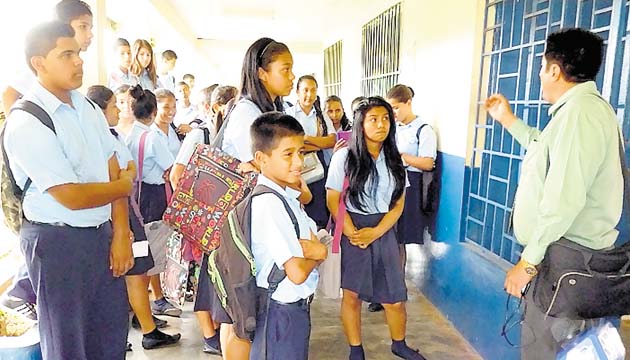 Al menos cinco colegios suspendieron las clases en la tarde.(Melquiades Vásquez )